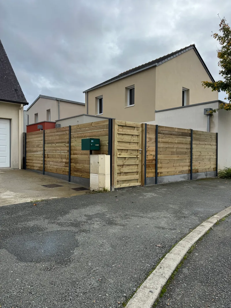 Amenagement de cloture et portillon pour entree de propriete