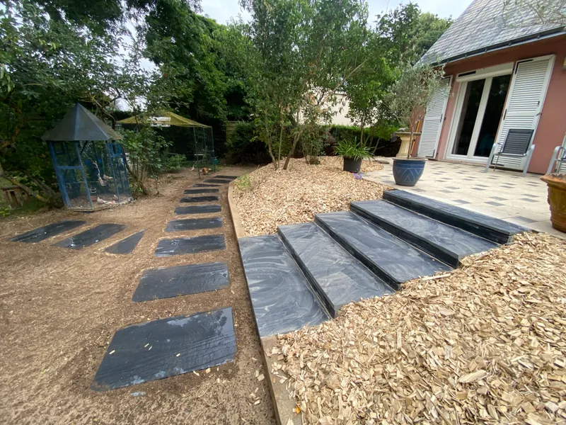 Escalier en ardoise et pas japonais avec paillage bois - amenagement jardin Angers