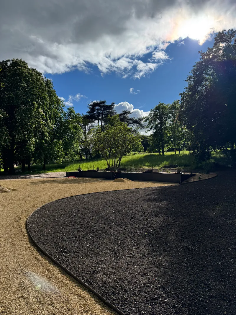 Aménager une allée de jardin : matériaux et techniques