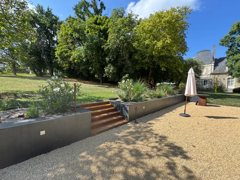 Muret en acier corten avec escalier et plantations paysageres pres d'Angers