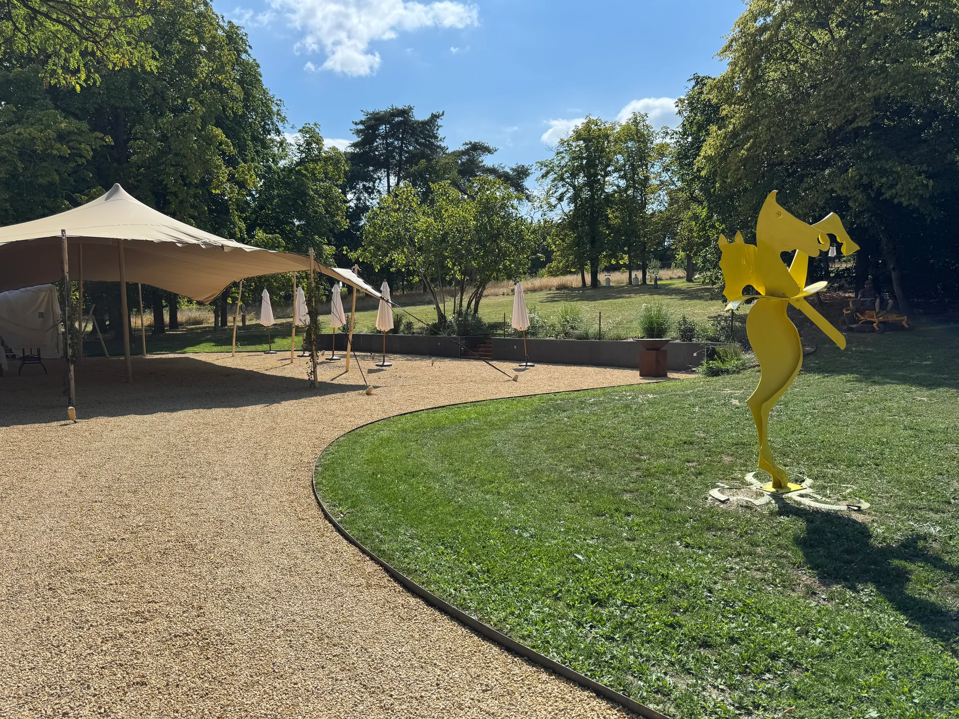 Parc paysager amenage avec allee en gravier et espace reception - creation paysagere Angers