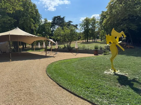 Parc paysager amenage avec allee en gravier et espace reception - creation paysagere Angers