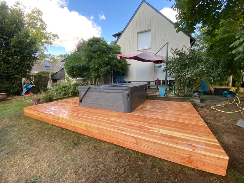 Terrasse en bois composite amenagee dans un jardin paysager