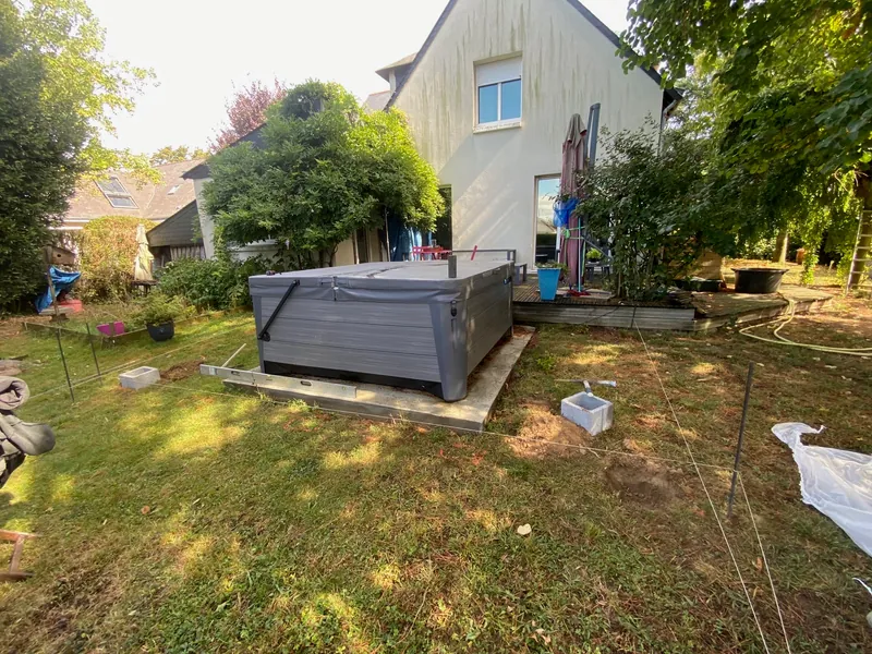 Spa pose sur herbe sans amenagement avant construction terrasse bois