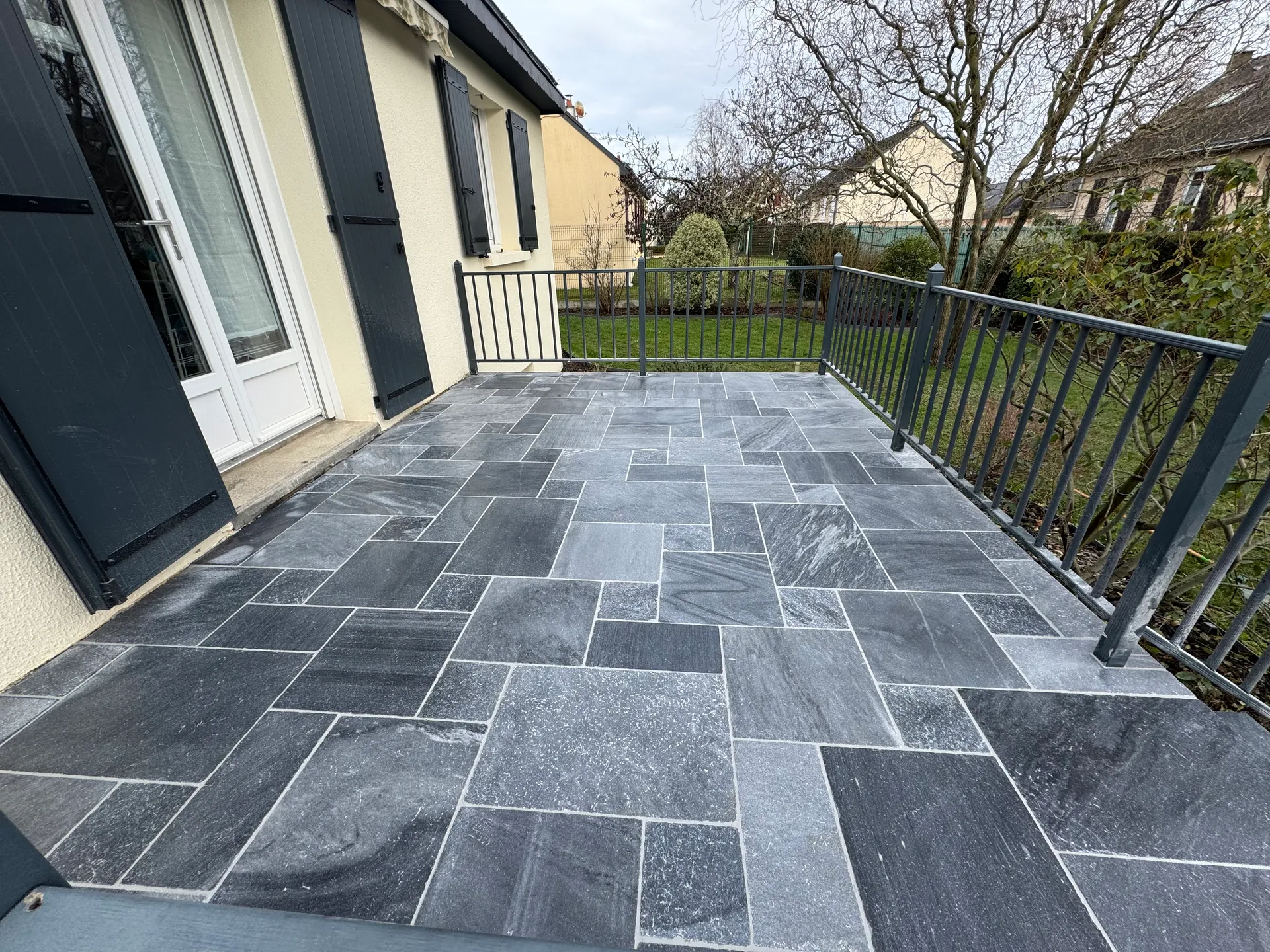 Terrasse en pierre naturelle avec amenagement paysager complet