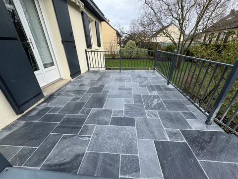 Terrasse en pierre naturelle avec amenagement paysager complet